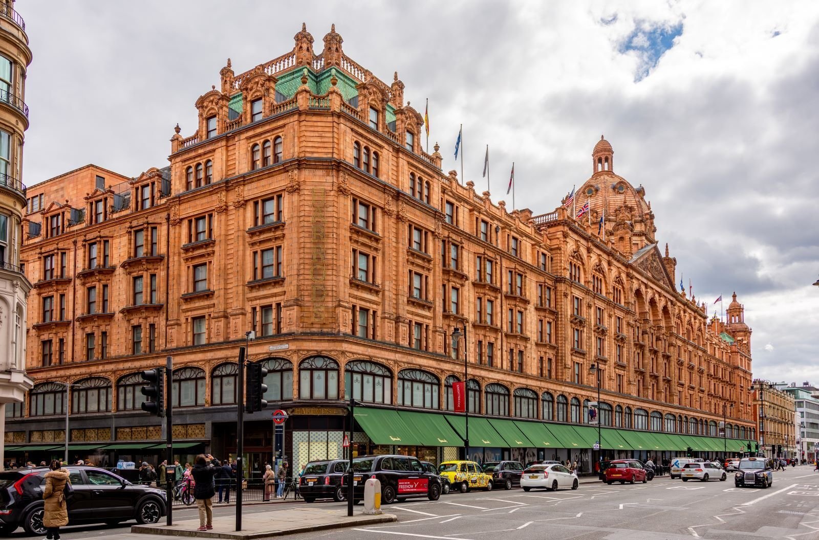 Shopping in Knightsbridge London | Harrods, Harvey Nichols & Luxury ...