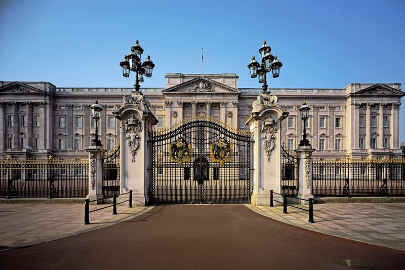 Buckingham Palace gates (Andrew Holt).jpg Buckingham Palace 