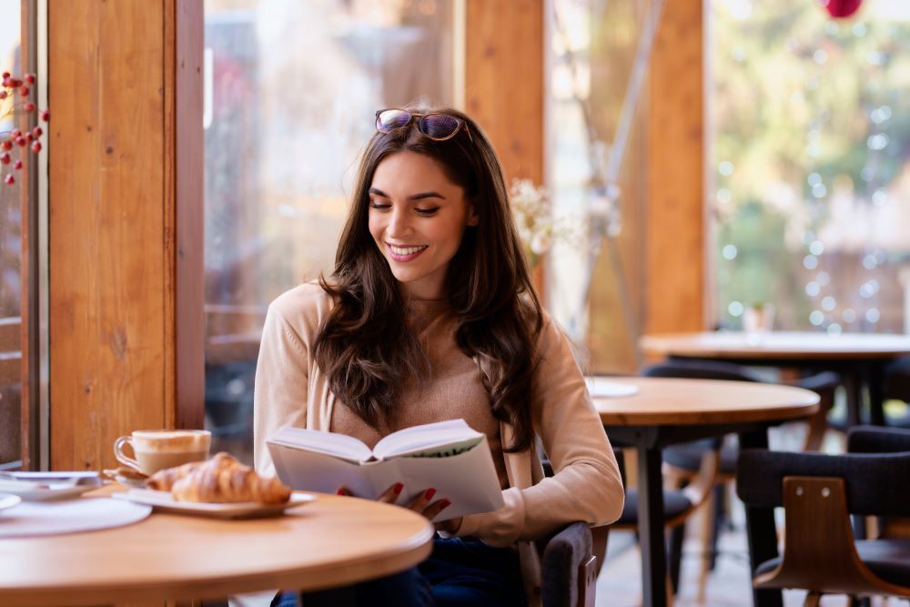 Jumeirah Islands Cafés: Lakeside Tables, Polished Interiors and Quiet Dubai Luxury