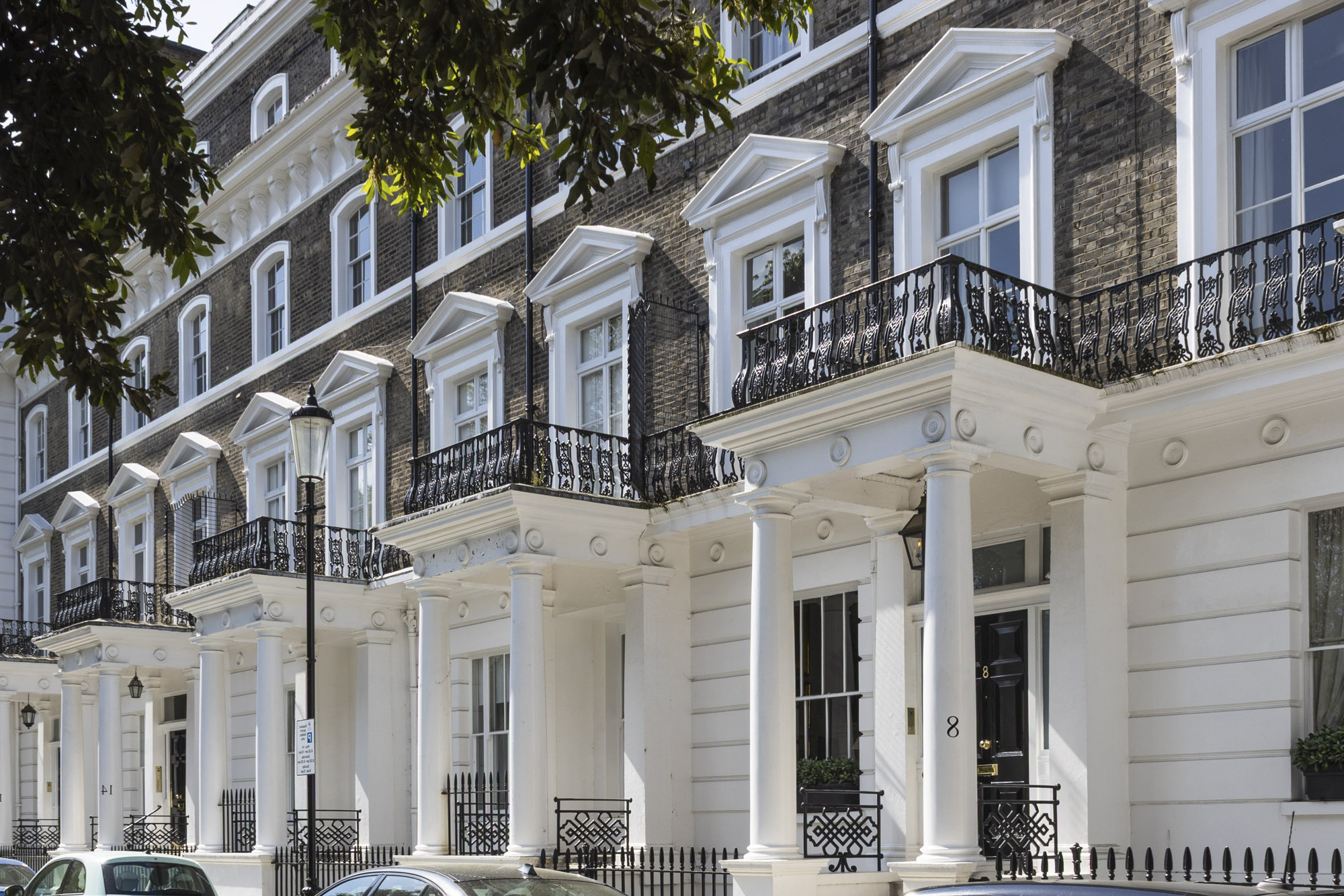 How the Strong Dollar Benefits U.S. Buyers in London